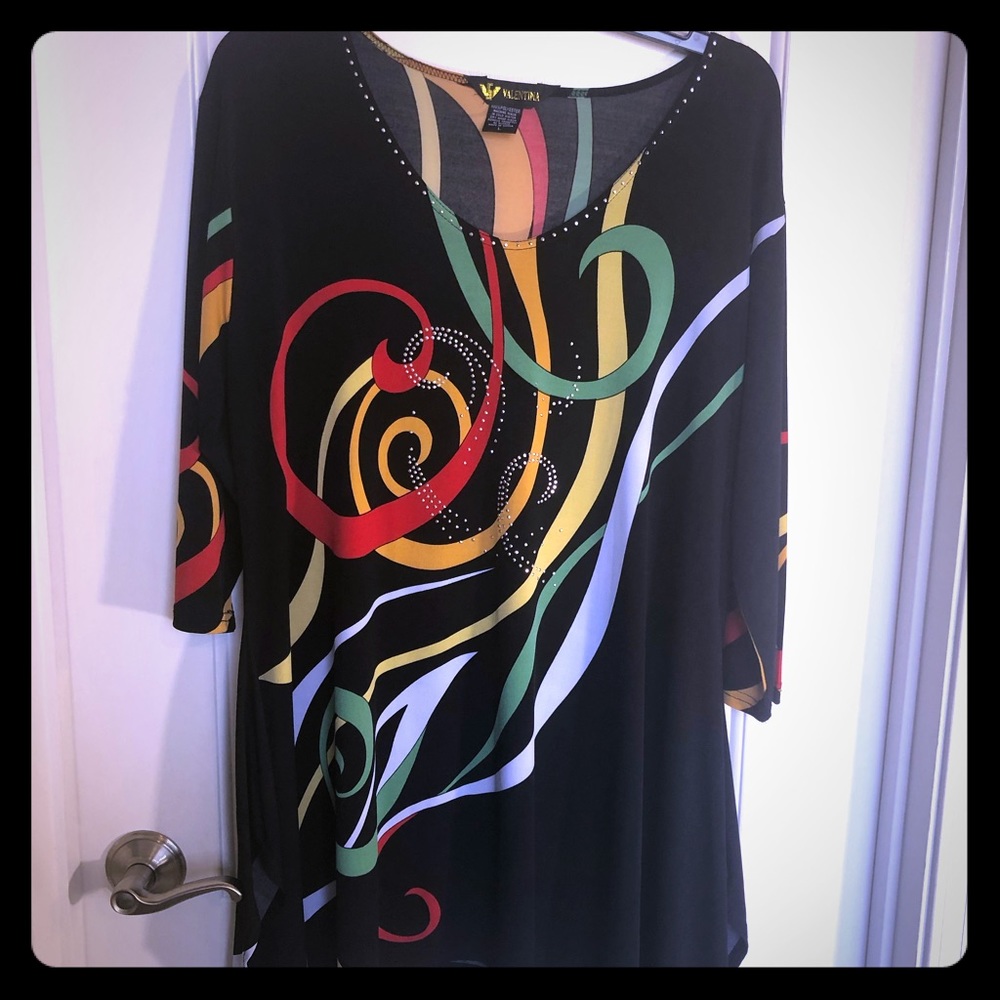 Beautiful tunic in black with colorful swirls